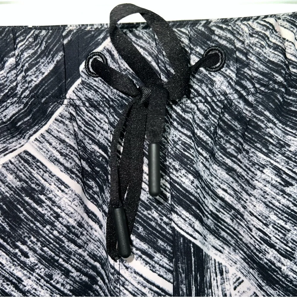 Lululemon Black & White Geometric Print Straight Leg Leggings Size 6 - Picture 5 of 11